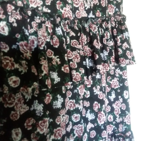 CHELSEA & THEODORE skirt in size medium. - Picture 3 of 4